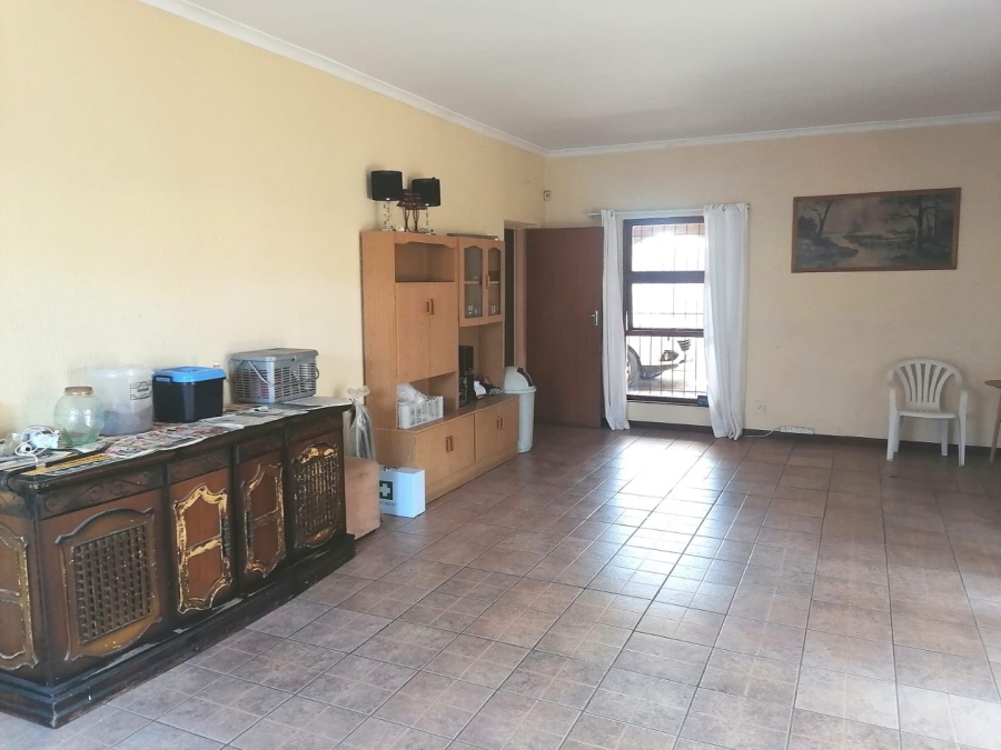 6 Bedroom Property for Sale in Eikendal Western Cape